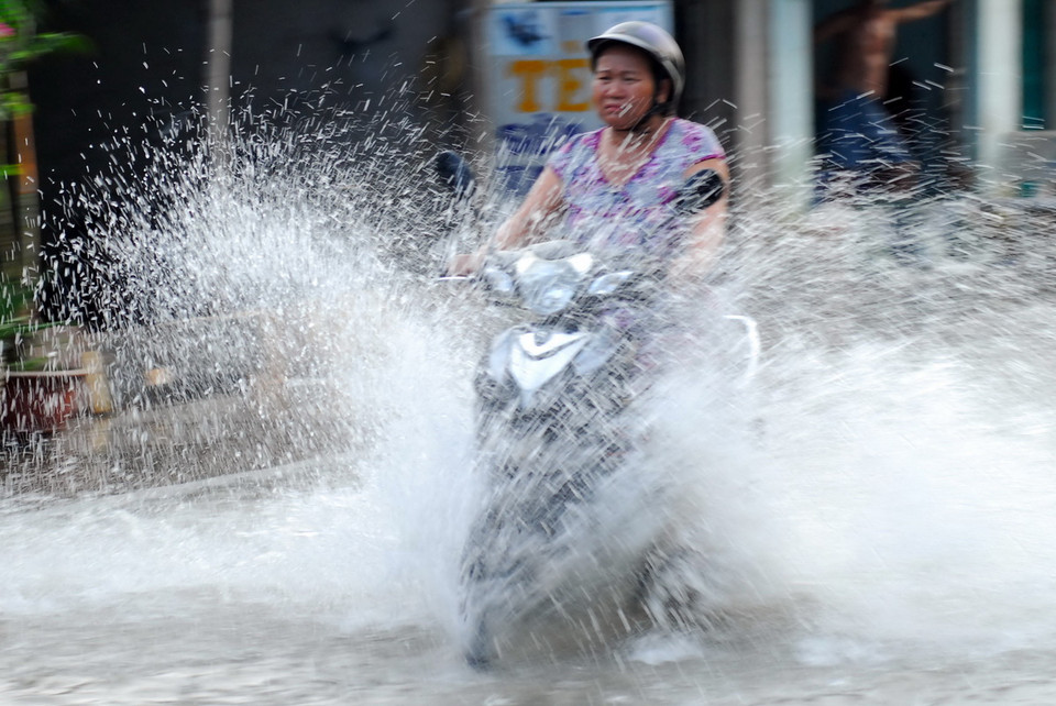  Tuyến đường Lê Văn Lương (huyện Nhà Bè) dài khoảng 5km chìm sâu trong biển nước, có chỗ ngập gần 1m. (Ảnh: Mạnh Linh/TTXVN) 