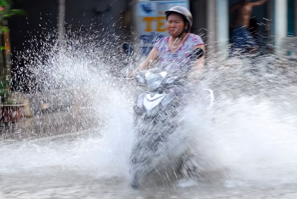  Tuyến đường Lê Văn Lương (huyện Nhà Bè) dài khoảng 5km chìm sâu trong biển nước, có chỗ ngập gần 1m. (Ảnh: Mạnh Linh/TTXVN) 