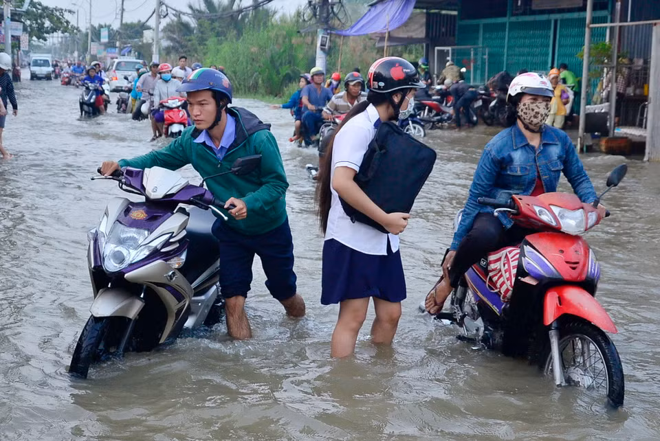 Triều cường gây ngập sâu trên đường Lê Văn Lương (huyện Nhà Bè). (Ảnh: Mạnh Linh/TTXVN) 