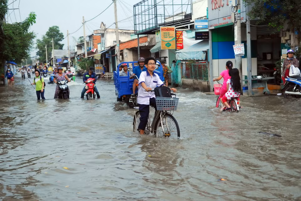 Tuyến đường Lê Văn Lương (huyện Nhà Bè) dài khoảng 5km chìm sâu trong biển nước, có chỗ ngập gần 1m. (Ảnh: Mạnh Linh/TTXVN) 