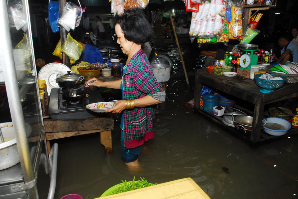 Quán ốc của bà Huỳnh Thị Mười (60 tuổi, xã Phước Kiểng, huyện Nhà Bè) ngập trong nước. (Ảnh: Mạnh Linh/TTXVN)