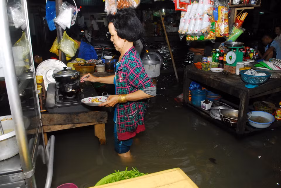 Quán ốc của bà Huỳnh Thị Mười (60 tuổi, xã Phước Kiểng, huyện Nhà Bè) ngập trong nước. (Ảnh: Mạnh Linh/TTXVN)