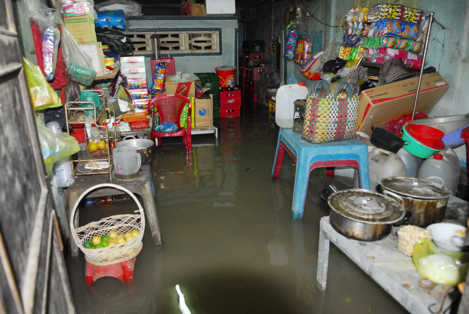 Nước ngập nhiều nhà dân trên địa bàn xã Phước Kiểng, huyện Nhà Bè. (Ảnh: Mạnh Linh/TTXVN) 
