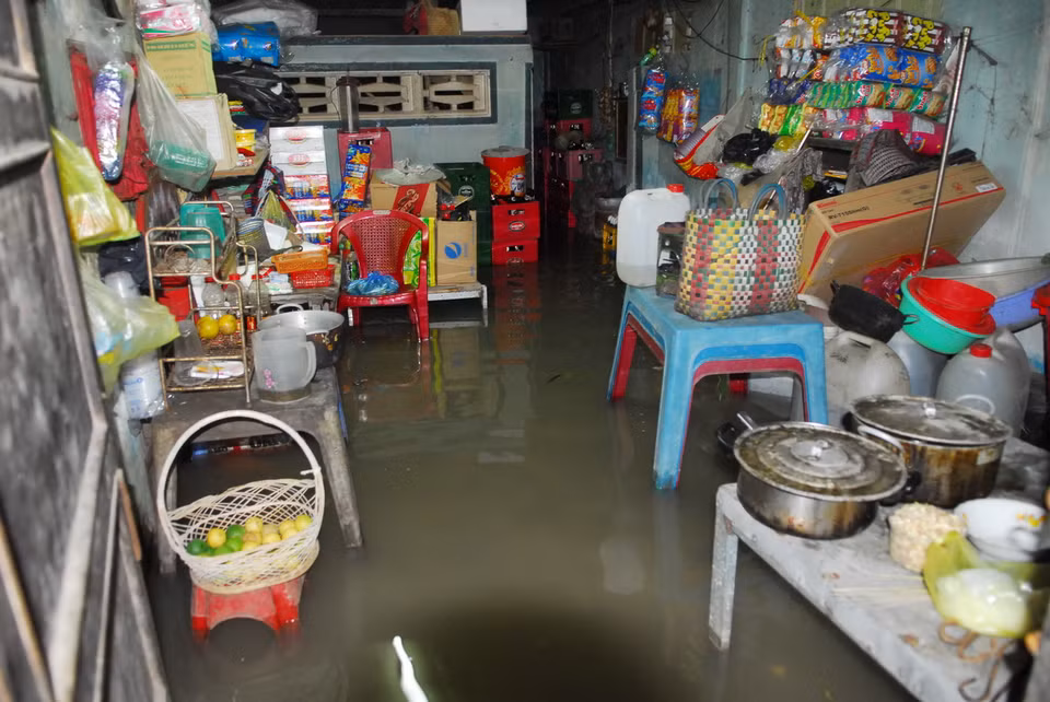 Nước ngập nhiều nhà dân trên địa bàn xã Phước Kiểng, huyện Nhà Bè. (Ảnh: Mạnh Linh/TTXVN) 