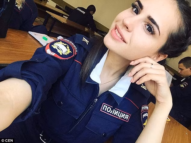 Mặc dù mới được phát động từ đầu tháng nhưng đã có rất nhiều người gửi tác phẩm dự thi. Những nữ cảnh sát này tham gia cuộc thi muốn thể hiện rằng họ không chỉ mạnh mẽ mà còn rất xinh đẹp. Thí sinh Inna Nechaeva. (Nguồn: Dailymail)