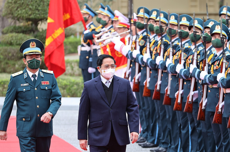 Thủ tướng Phạm Minh Chính đến thăm cán bộ, chiến sỹ Quân chủng Phòng không-Không quân. (Ảnh: Dương Giang/TTXVN)