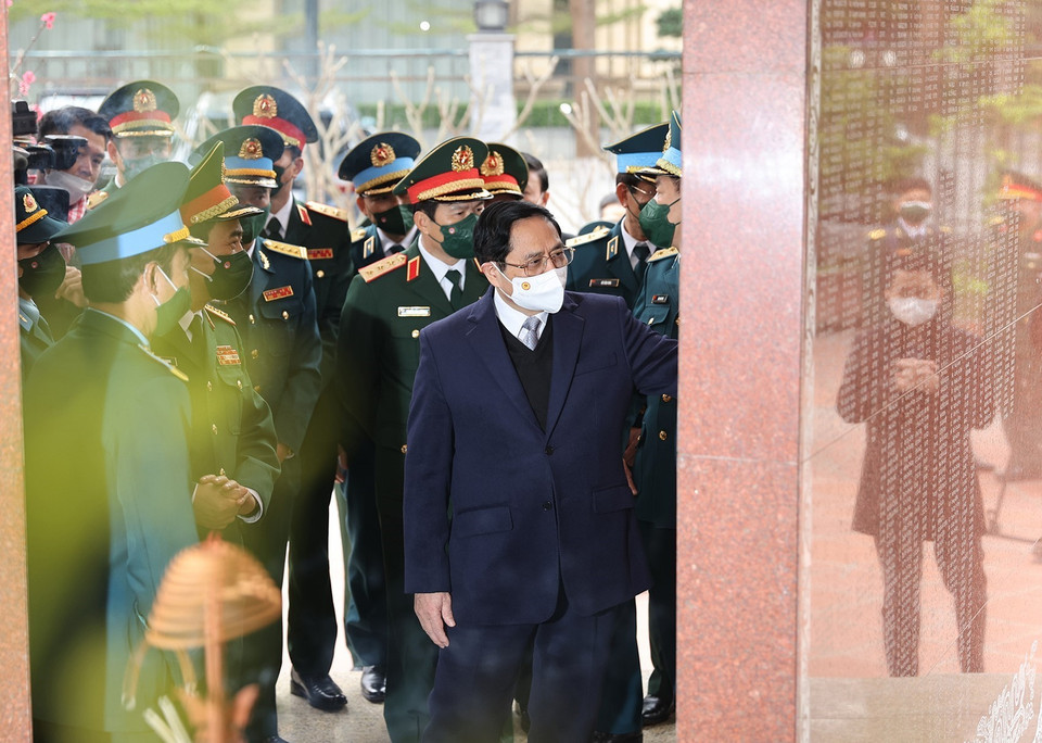 Thủ tướng Phạm Minh Chính dâng hương tưởng niệm tại nhà bia tưởng niệm các Anh hùng liệt sỹ. (Ảnh: Dương Giang/TTXVN)