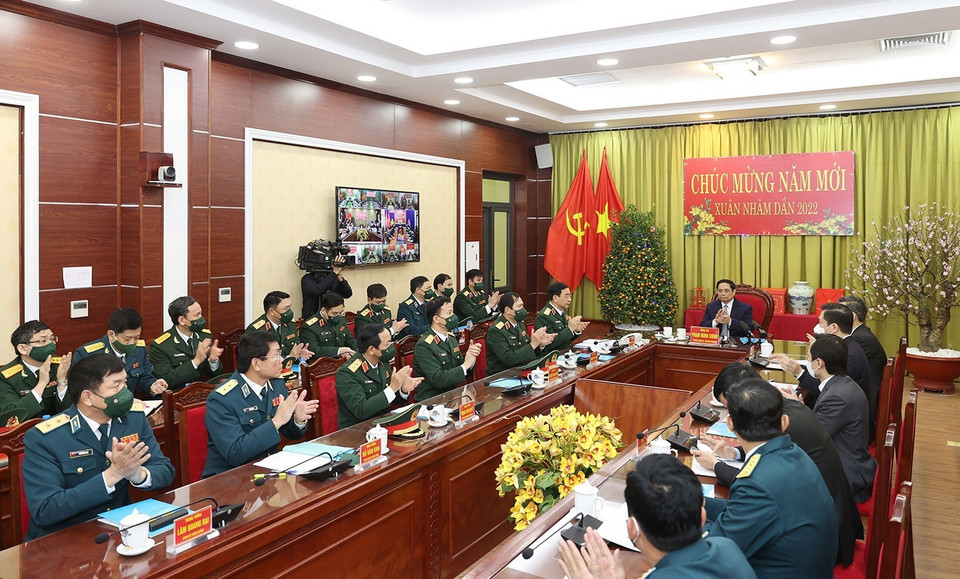 Thủ tướng đến thăm cán bộ, chiến sỹ Quân chủng Phòng không-Không quân nhân dịp Xuân Nhâm Dần 2022. (Ảnh: Dương Giang/TTXVN)