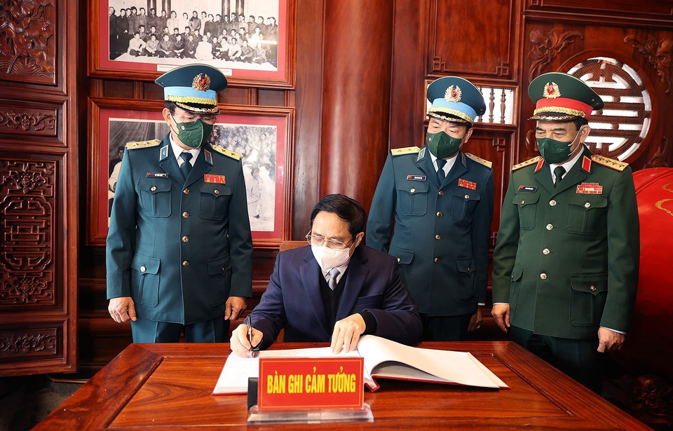 Thủ tướng Phạm Minh Chính viết lưu bút tại Nhà tưởng niệm Chủ tịch Hồ Chí Minh. (Ảnh: Dương Giang/TTXVN)