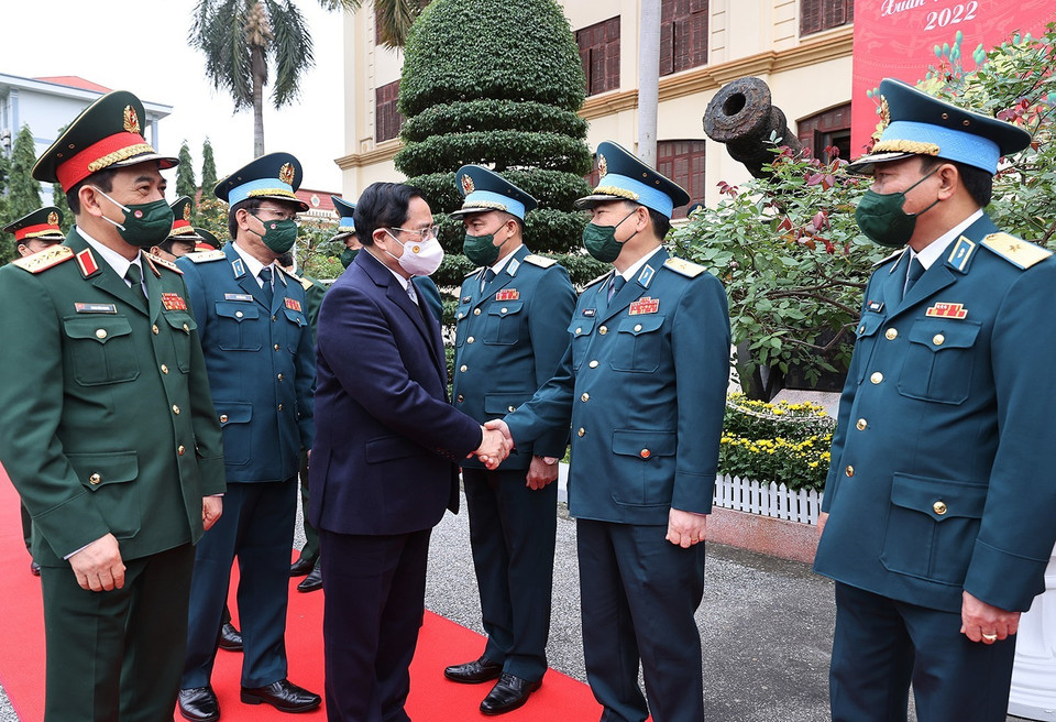 Thủ tướng Phạm Minh Chính đến thăm cán bộ, chiến sỹ Quân chủng Phòng không-Không quân, sáng 30/1/2022. (Ảnh: Dương Giang/TTXVN)
