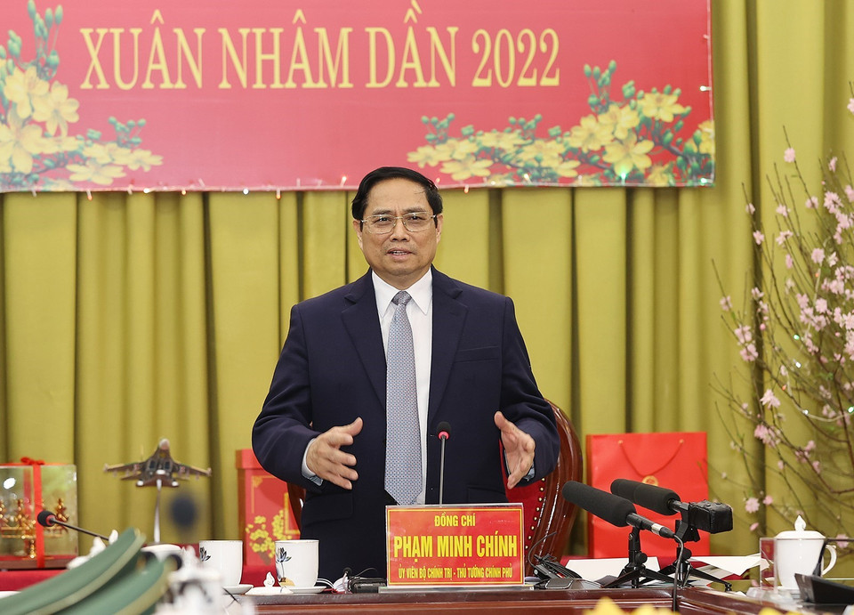 Thủ tướng Phạm Minh Chính chúc Tết cán bộ, chiến sỹ Quân chủng Phòng không-Không quân. (Ảnh: Dương Giang/TTXVN)