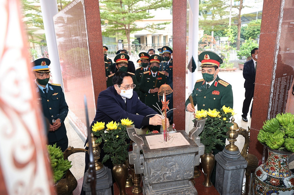 Thủ tướng Phạm Minh Chính dâng hương tưởng niệm tại nhà bia tưởng niệm các Anh hùng liệt sỹ. (Ảnh: Dương Giang/TTXVN)