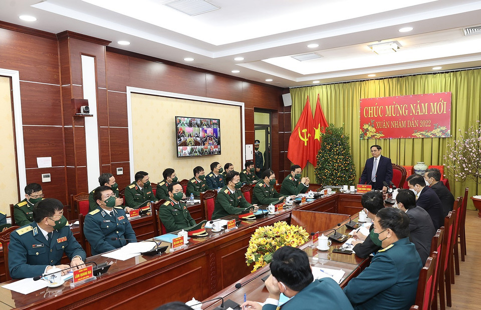 Thủ tướng chúc Tết cán bộ, chiến sỹ Quân chủng Phòng không-Không quân. (Ảnh: Dương Giang/TTXVN)