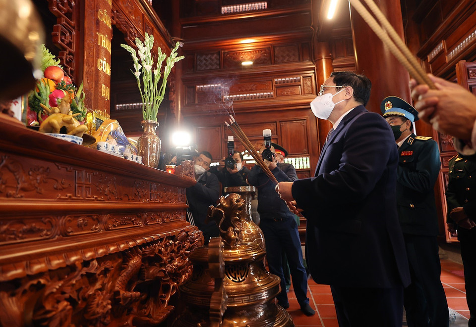 Thủ tướng Phạm Minh Chính dâng hương tại Nhà tưởng niệm Chủ tịch Hồ Chí Minh. (Ảnh: Dương Giang/TTXVN)