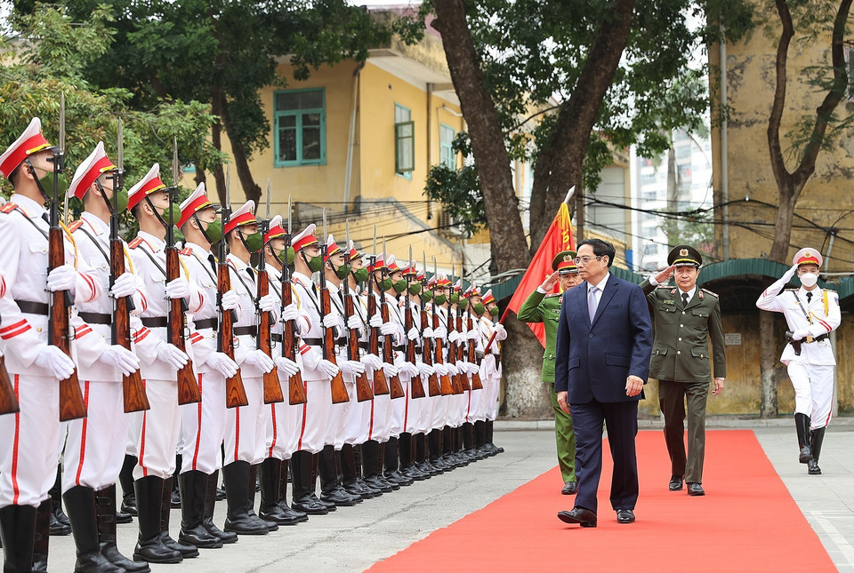 Thủ tướng Phạm Minh Chính đến thăm cán bộ, chiến sỹ Cục C05 và C07 nhân dịp Xuân Nhâm Dần. (Ảnh: Dương Giang/TTXVN)