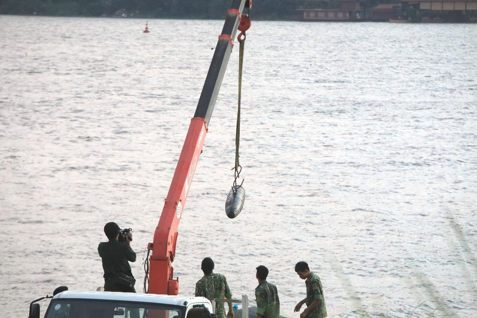 Quả bom dài 1,6m, có đường kính khoảng 35cm, nằm sâu 2m thuộc địa phận phường Ngọc Thụy, quận Long Biên, Hà Nội. (Ảnh: Thành Đạt/TTXVN)