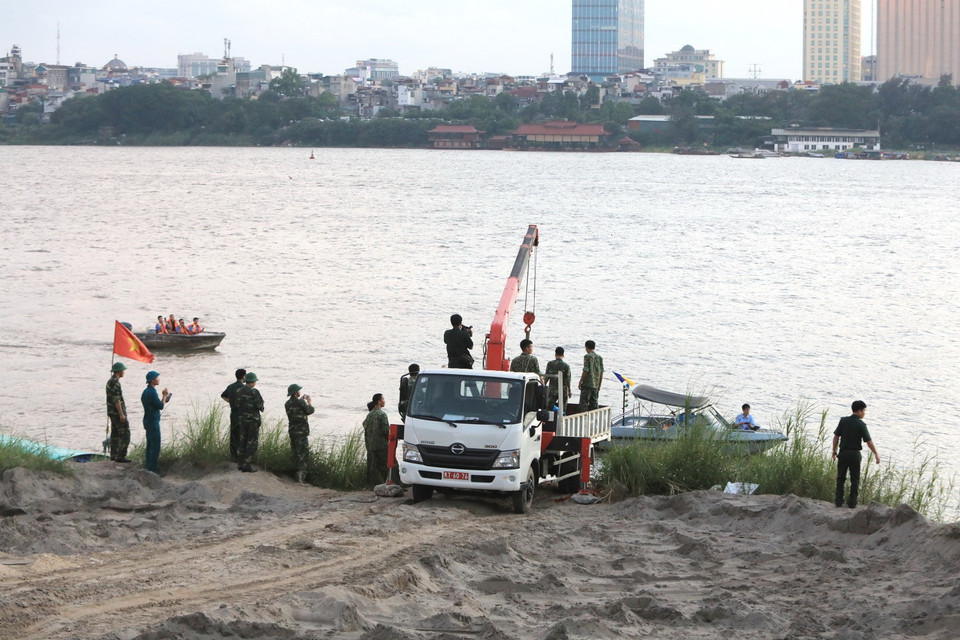 Khoảng 18h30 quả bom đã được lực lượng công binh đưa vào bờ an toàn. (Ảnh: Thành Đạt/TTXVN)