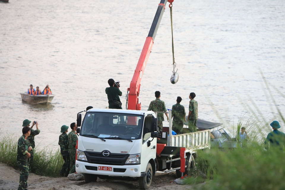 Sau hơn 1 tiếng, lực lượng quân đội đưa quả bom lên bờ an toàn và đưa đi để tiêu hủy. (Ảnh: Thành Đạt/TTXVN) 