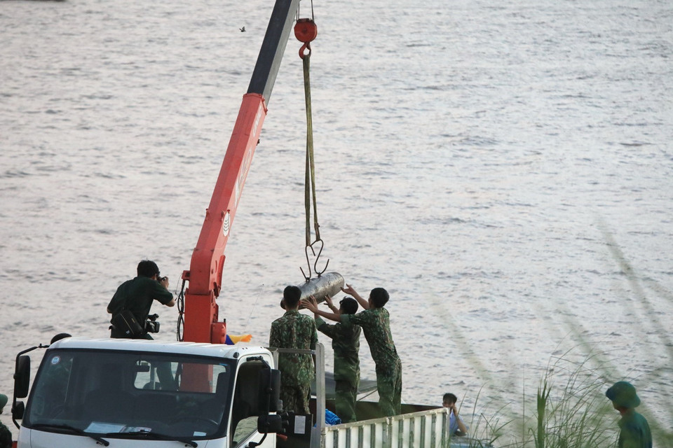 Cẩn trọng đón nhận quả bom. (Ảnh: Thành Đạt/TTXVN)