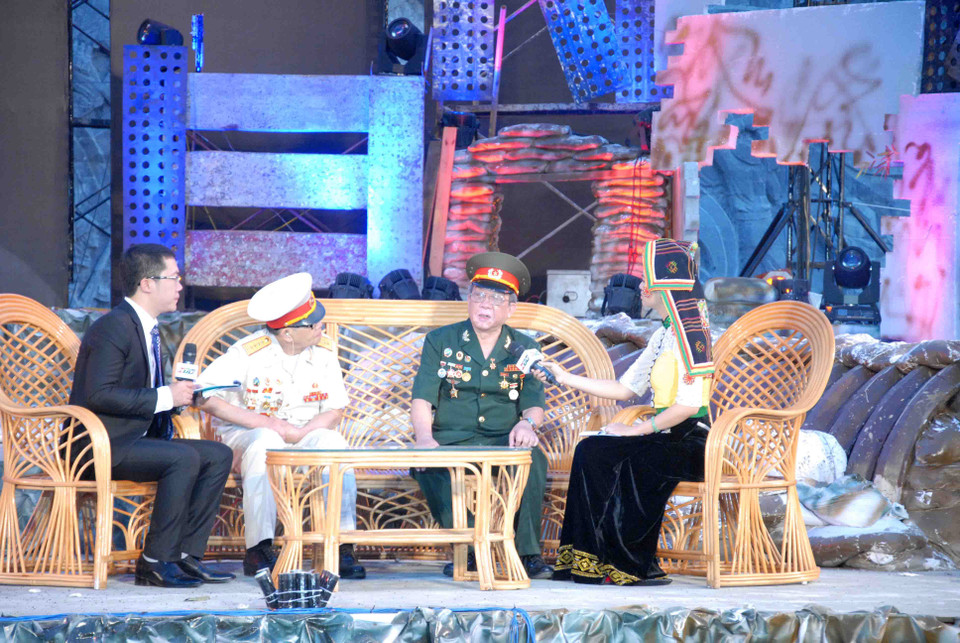 Phần giao lưu, trò chuyện với các cựu chiến binh từng tham gia chiến dịch Điện Biên Phủ. (Ảnh: Xuân Tư/TTXVN)