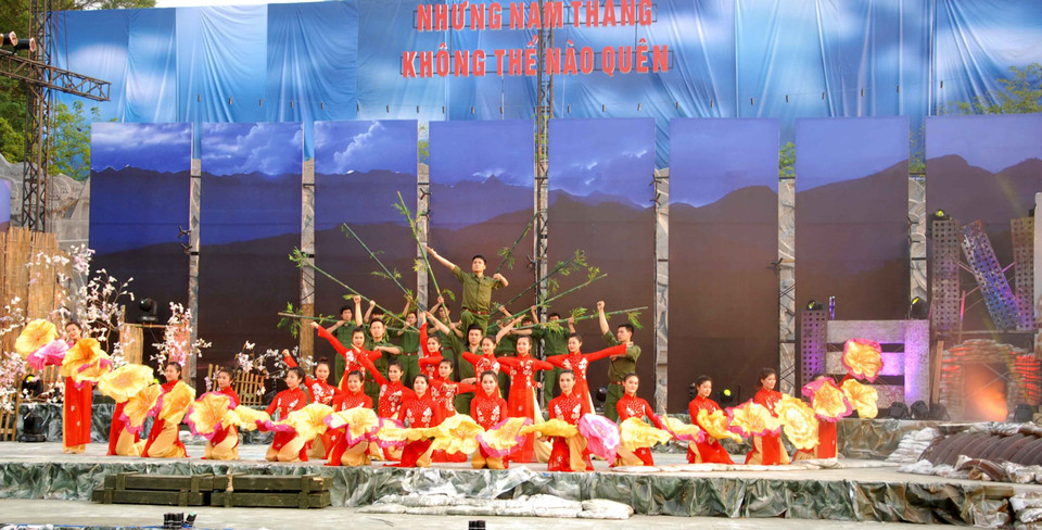 Tiết mục văn nghệ tại chương trình. (Ảnh: Xuân Tư/TTXVN)