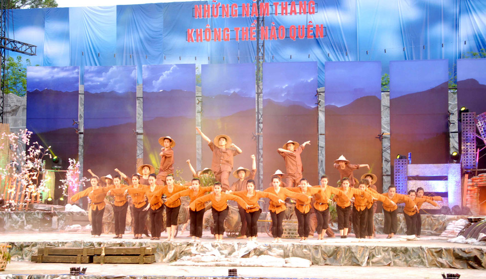 Hoạt cảnh tái hiện chiến dịch Điện Biên Phủ. (Ảnh: Xuân Tư/TTXVN)