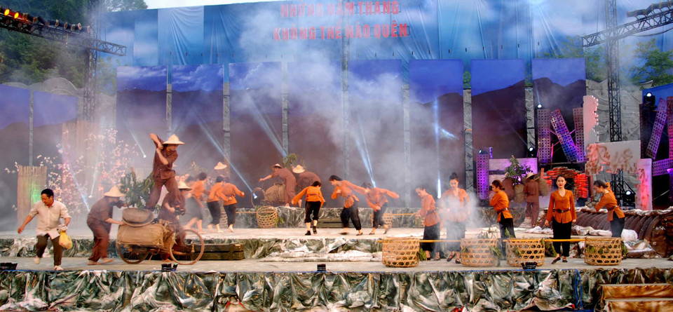 Hoạt cảnh tái hiện chiến dịch Điện Biên Phủ. (Ảnh: Xuân Tư/TTXVN)