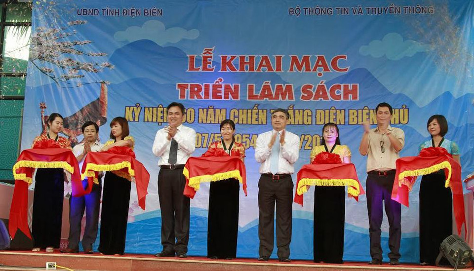 Các đại biểu cắt băng khai mạc Triển lãm Sách. (Ảnh: Tuấn Anh/TTXVN)