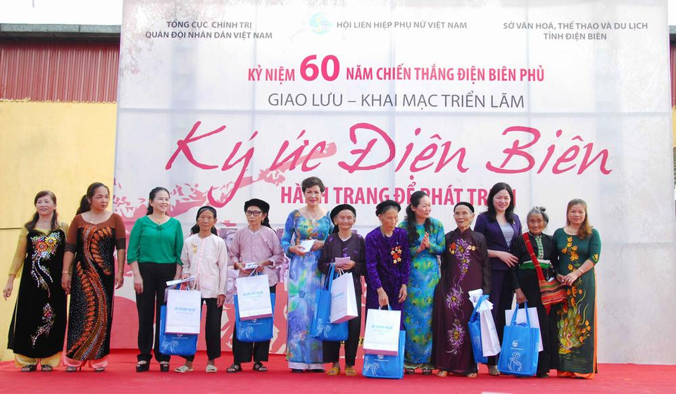 Đại diện Trung ương Hội Liên hiệp Phụ nữ Việt Nam, các nữ doanh nhân tặng quà các mẹ Liệt sỹ chống Pháp, trong chương trình giao lưu “Ký ức Điện Biên – Hành trang để phát triển”, được tổ chức tại Bảo tàng Chiến thắng lịch sử Điện Biên Phủ. (Ảnh: Xuân Tư/TTXVN)