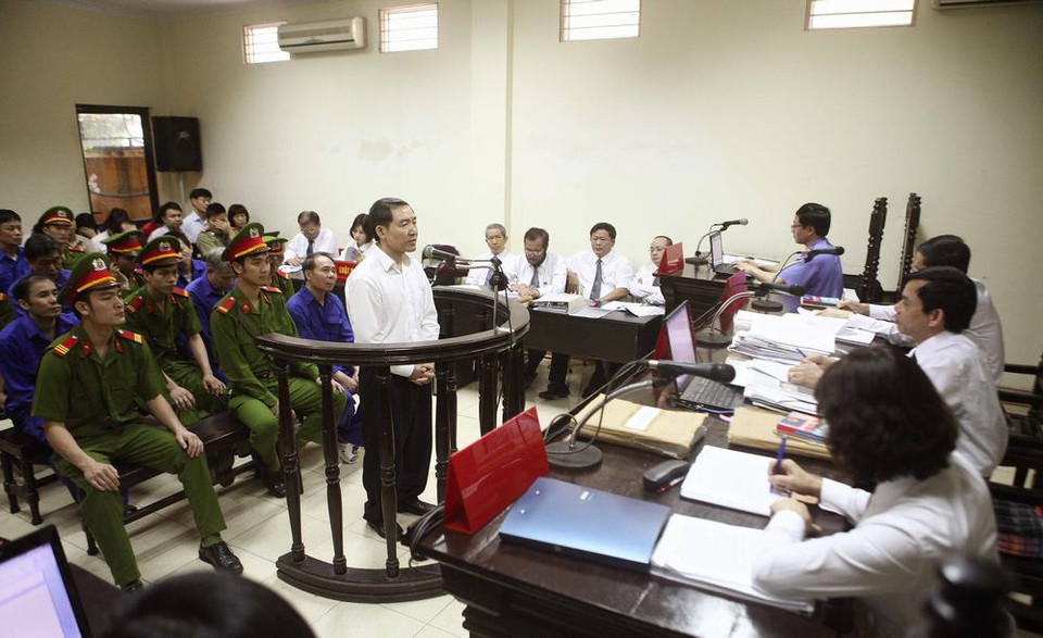 Bị cáo Dương Chí Dũng, nguyên Chủ tịch Hội đồng quản trị Vinalines trả lời câu hỏi thẩm vấn của Hội đồng xét xử. (Ảnh: Doãn Tấn/TTXVN)