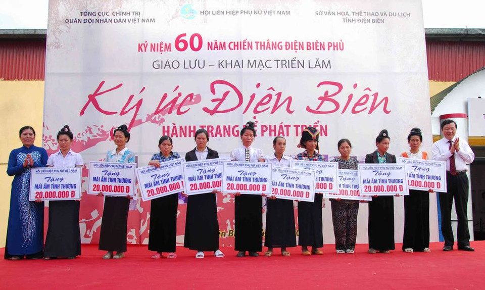  Bà Nguyễn Thị Thanh Hòa, Chủ tịch Hội Liên hiệp Phụ nữ Việt Nam (ngoài cùng bên trái) và lãnh đạo tỉnh Điện Biên tặng quà “Mái ấm tình thương” cho phụ nữ nghèo, trong chương trình giao lưu “Ký ức Điện Biên – Hành trang để phát triển”, được tổ chức tại Bảo tàng Chiến thắng lịch sử Điện Biên Phủ. (Ảnh: Xuân Tư/TTXVN)