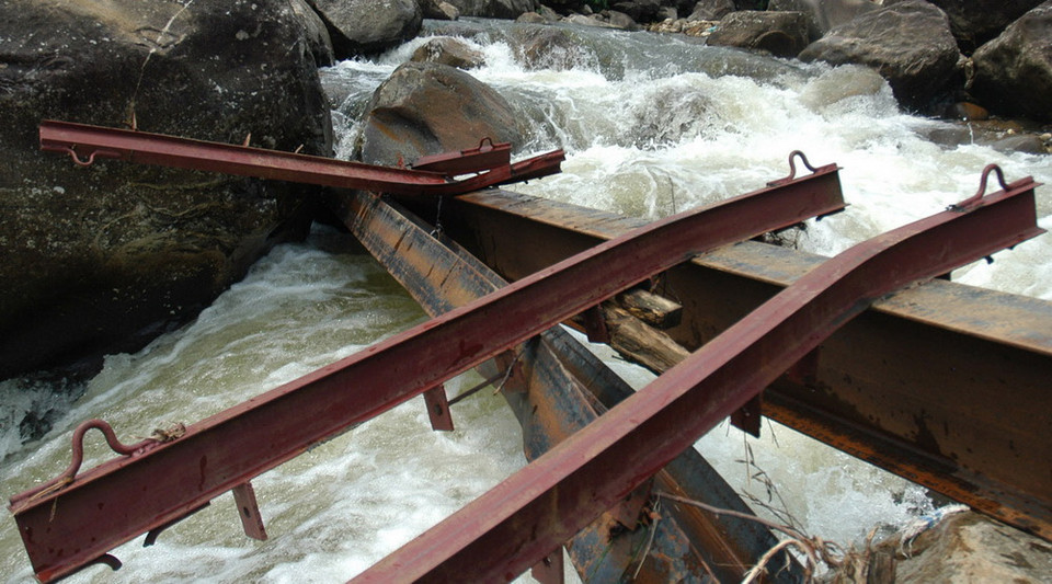 Hai thanh sắt dầm chính của cầu tạm chu va 6 có chiều dài mỗi thanh là 12m, nặng 8 tạ/thanh. Để đặt được hai thanh dầm này vào hai mấu cầu tạm, chính quyền địa phương phải huy động hơn 100 người khiêng…Tuy nhiên sáng sớm nay hai thanh dầm này đã bị lũ đẩy cong, ra xa so với vị trí ban đầu. (Ảnh: Nguyễn Công Hải/TTXVN)