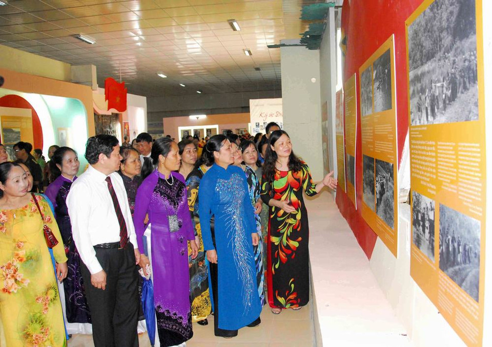 Khai mạc triển lãm “Ký ức Điện Biên”, được tổ chức tại Bảo tàng Chiến thắng lịch sử Điện Biên Phủ, hoạt động nằm trong chương trình “Về nguồn” do Trung ương Hội Liên hiệp Phụ nữ Việt Nam tổ chức. (Ảnh: Xuân Tư/TTXVN)