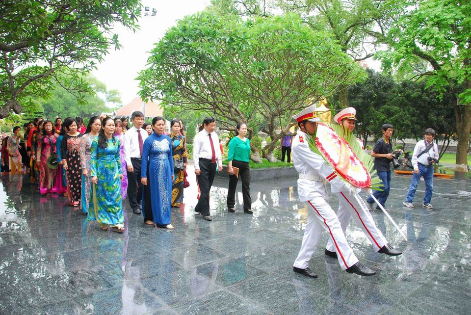  Đoàn đại biểu Trung ương Hội Liên hiệp Phụ nữ Việt Nam, do Chủ tịch Nguyễn Thị Thanh Hòa dẫn đầu đến đặt vòng hoa và viếng các Anh hùng, Liệt sỹ tại Nghĩa trang A1. (Ảnh: Xuân Tư /TTXVN)