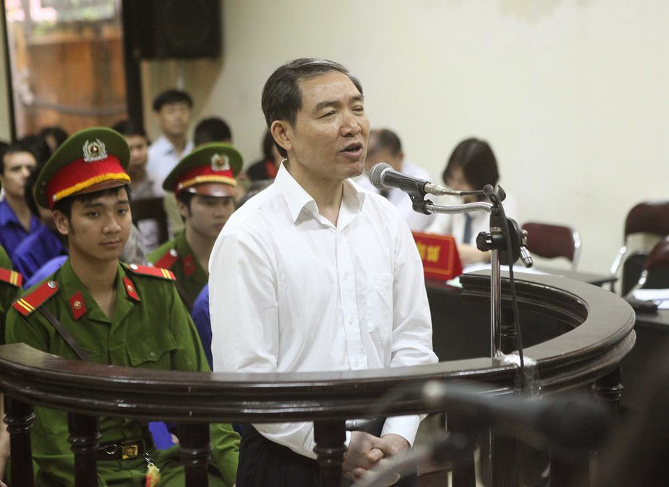  Bị cáo Dương Chí Dũng, nguyên Chủ tịch Hội đồng quản trị Vinalines trả lời câu hỏi thẩm vấn của Hội đồng xét xử. (Ảnh: Doãn Tấn/TTXVN)