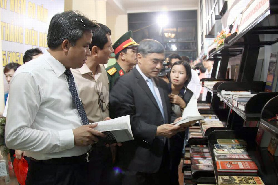  Khách tham quan Triển lãm Sách. (Ảnh: Tuấn Anh/TTXVN)