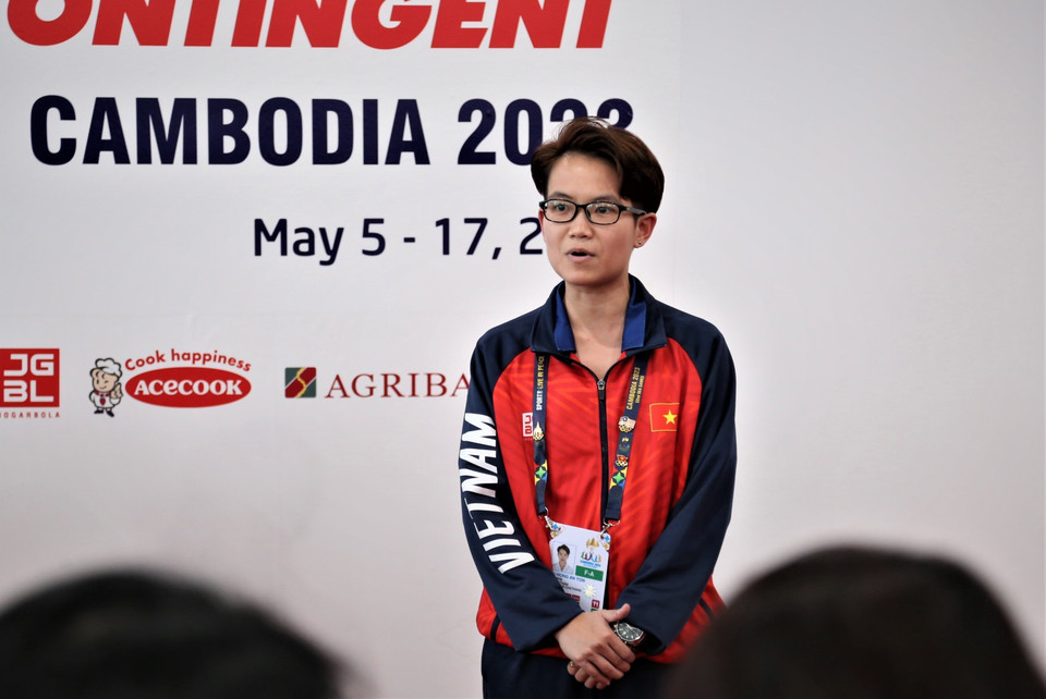 Nữ kỳ thủ Tôn Nữ Hồng Ân, chủ nhân chiếc huy chương Vàng đầu tiên của SEA Games 32 (môn Cờ ốc, đôi nữ) thay mặt Đoàn Thể thao Việt Nam phát biểu tại buổi gặp mặt. (Ảnh: Huỳnh Thảo/TTXVN)
