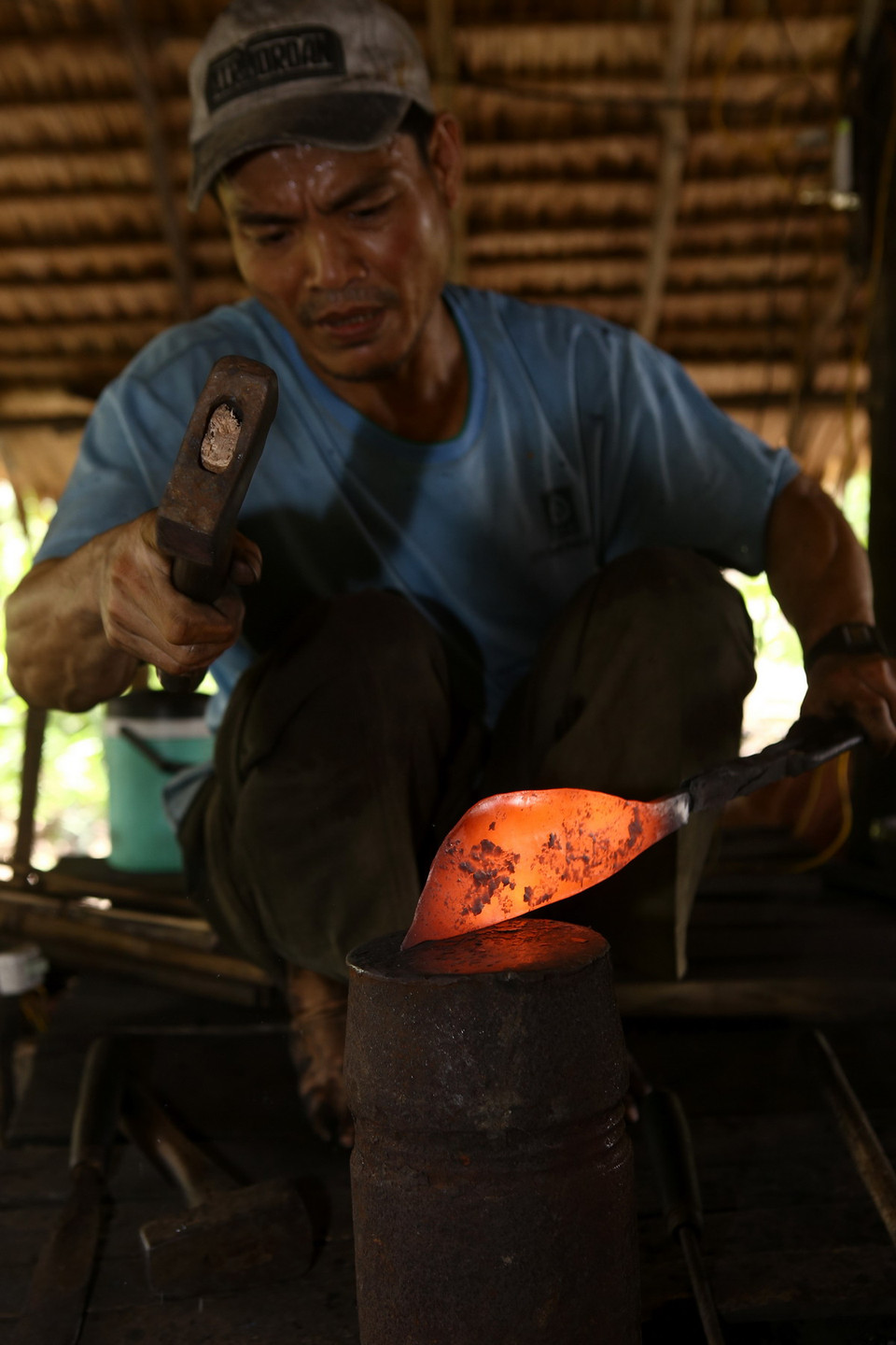 Người thợ chính của lò rèn sẽ hoàn thiện công đoạn rèn sản phẩm. (Ảnh: Duy Khương/TTXVN)