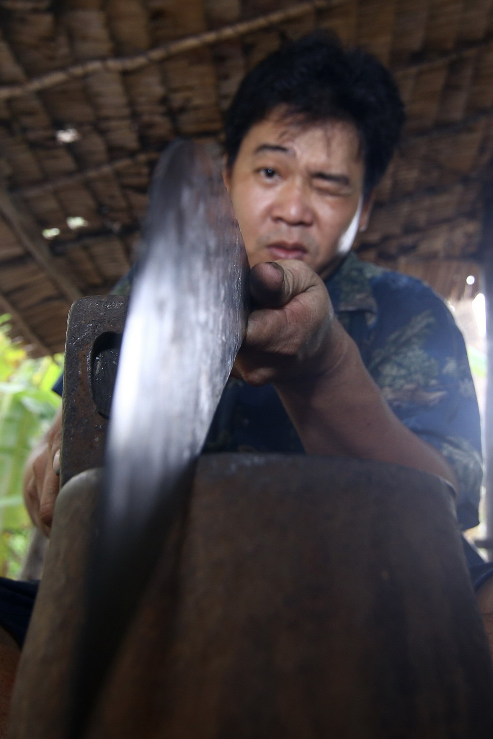 Làng rèn hiện còn trên 10 hộ gia đình vẫn tiếp tục gắn bó, lưu giữ, duy trì và phát huy nghề truyền thống này của cha ông. (Ảnh: Duy Khương/TTXVN)