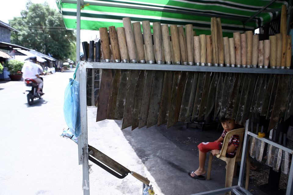  Hiện nay, giá bán các loại dao tại làng rèn Ngan Dừa rất đa dạng, từ vài ba chục ngàn đến trăm ngàn đồng/chiếc và luôn được người tiêu dùng ưa chuộng, tìm mua. (Ảnh: Duy Khương/TTXVN)