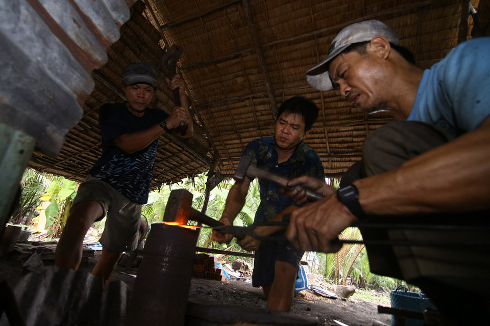 Một lò rèn đang đỏ lửa tại làng rèn Ngan Dừa. (Ảnh: Duy Khương/TTXVN)