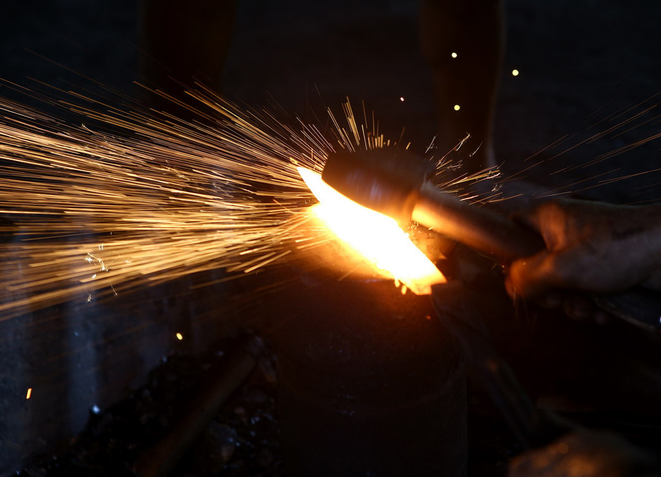 Sản phẩm dao các loại từ làng rèn Ngan Dừa được làm từ loại sắt đã chọn lựa cẩn thận, được trui lửa và rèn thủ công theo bí quyết gia truyền. (Ảnh: Duy Khương/TTXVN)