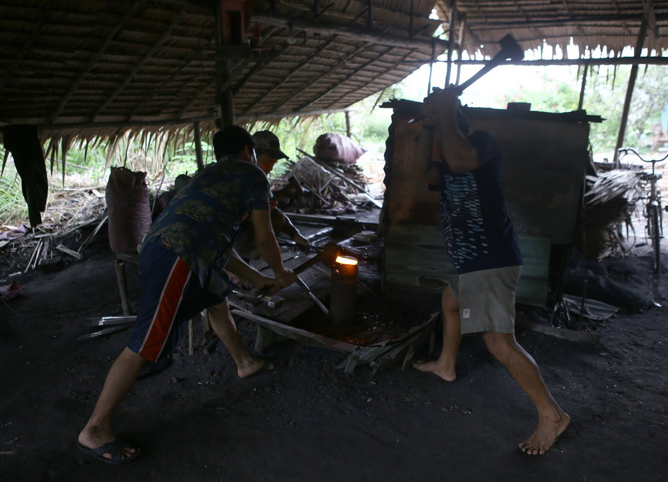 Một lò rèn đang đỏ lửa tại làng rèn Ngan Dừa. (Ảnh: Duy Khương/TTXVN)