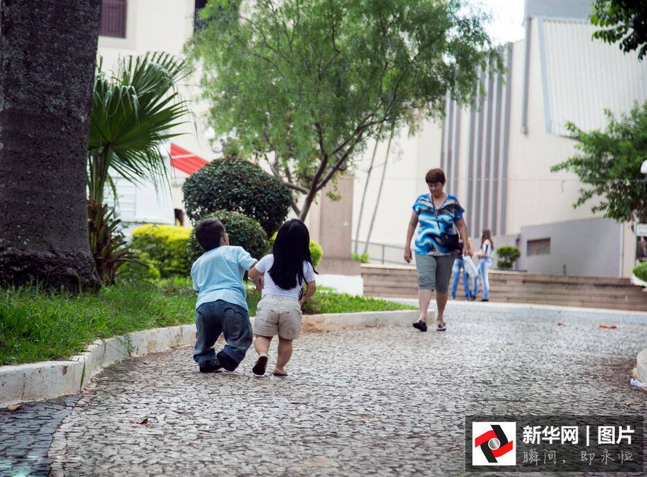 Mặc dù có hạn chế về chiều cao nhưng cặp đôi vẫn có thể tận hưởng cuộc sống bình thường như bao người khác. (Nguồn: CCTVNews)