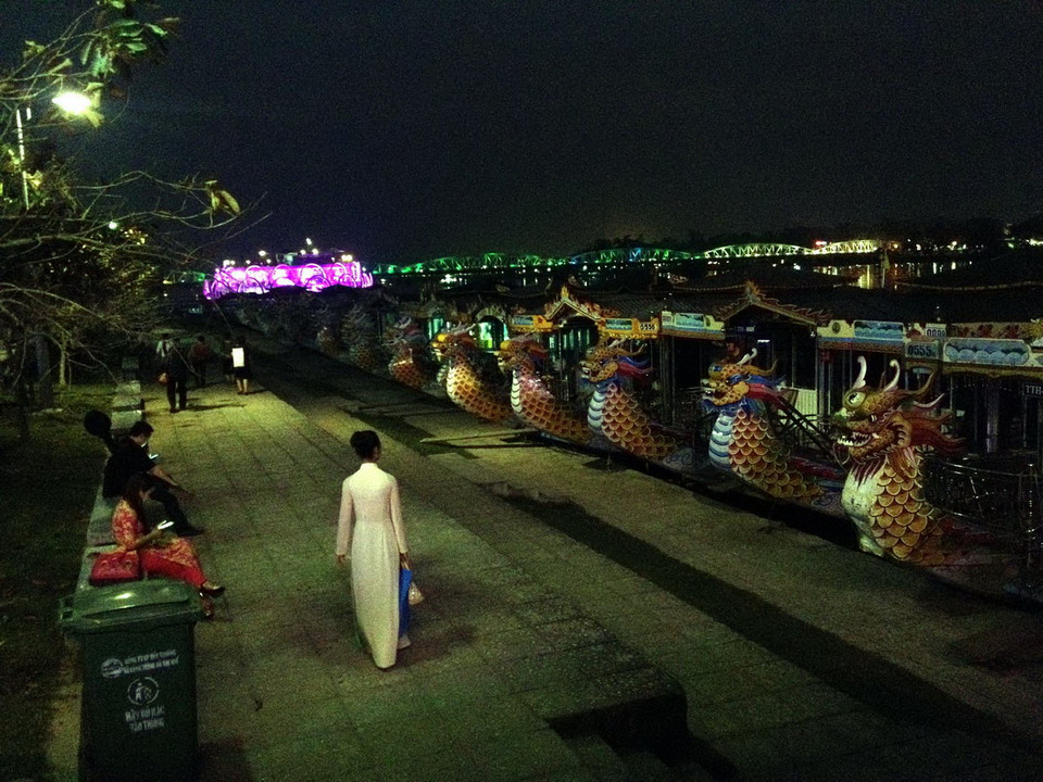 Đêm bên sông Hương quyến rũ du khách. (Ảnh: Quốc Việt/TTXVN) 