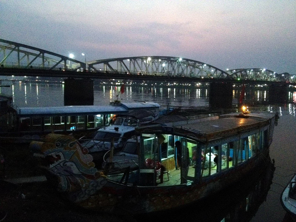 Dọc Công viên 3/2 dập dìu thuyền ca Huế, buổi tối nếu đi thuyền trên sông Hương nghe câu hát, điệu hò làm say lòng du khách, như khắc vào tâm hồn ta vào một miền ký ức sâu thẳm nhuộm tím lòng người sao mà quên được, Huế ơi. (Ảnh: Quốc Việt/TTXVN)