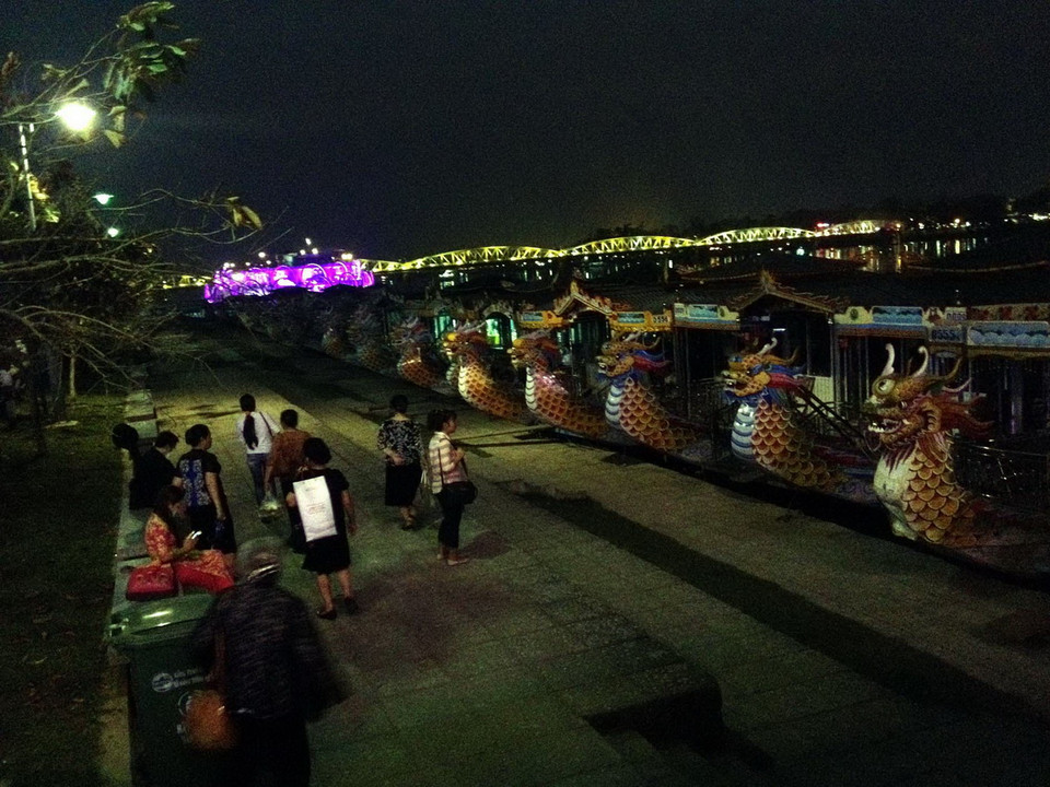 Đêm bên sông Hương quyến rũ du khách. (Ảnh: Quốc Việt/TTXVN) 