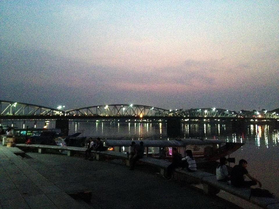 Đêm bên sông Hương quyến rũ du khách. (Ảnh: Quốc Việt/TTXVN) 