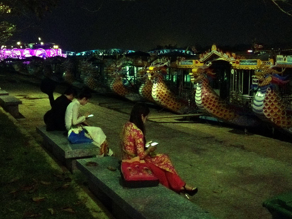 Đêm bên sông Hương quyến rũ du khách. (Ảnh: Quốc Việt/TTXVN) 