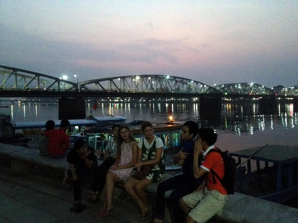 Đêm bên sông Hương quyến rũ du khách. (Ảnh: Quốc Việt/TTXVN) 